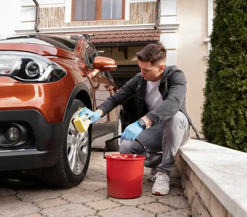 Lavage auto à domicile Saint-Hilaire-au-Temple : professionnel intervenant sur un véhicule